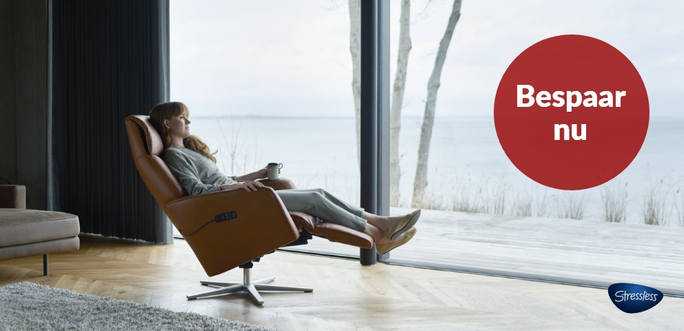 Binnenkijken: een warme leefruimte, met een haard en voldoende bergruimte